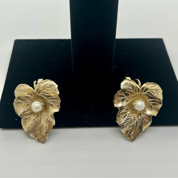 Sarah Coventry Vintage Gold Leaf Clip On Earrings. - Picture 1 of 8